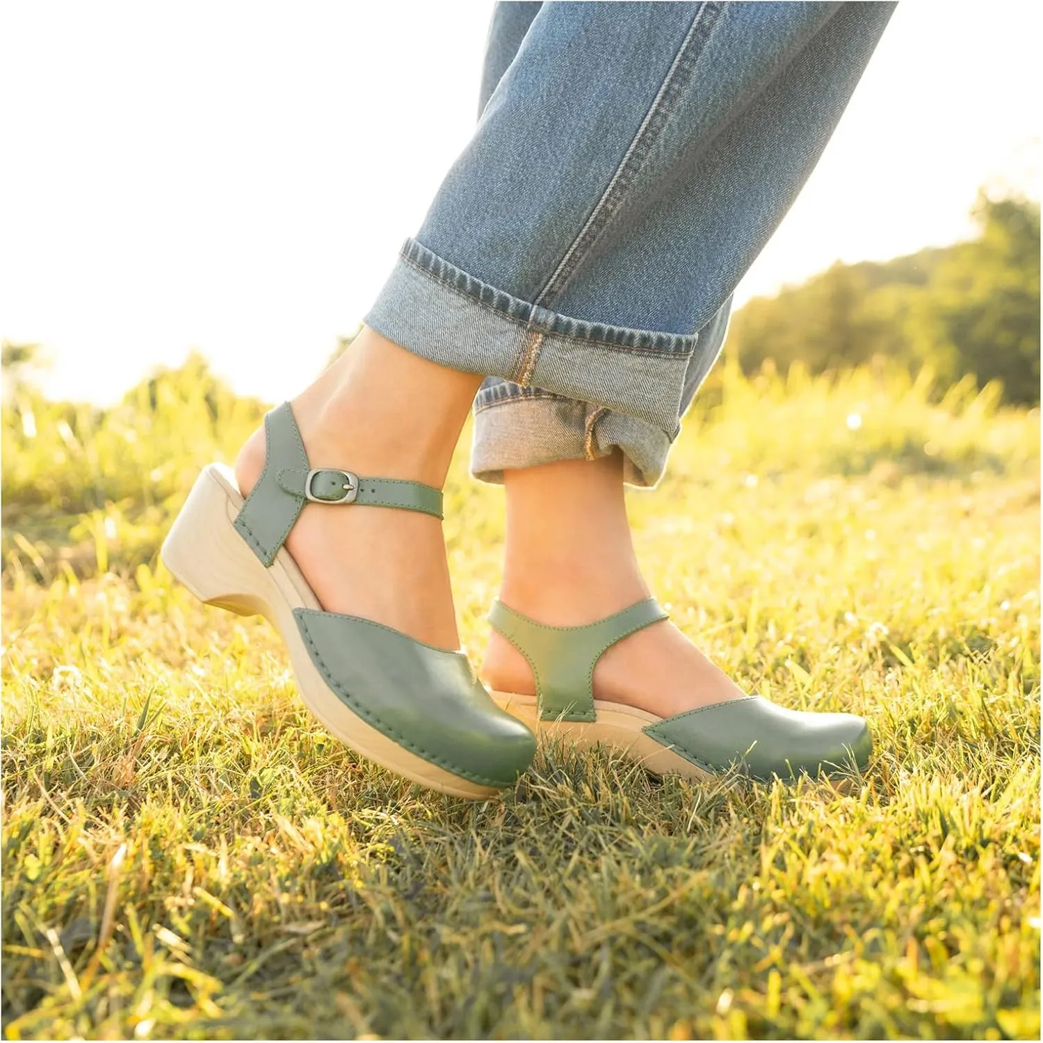 Dansko Sam Stylish Closed-Toe Sandal for Women - Lightweight with Added Arch Support - Durable PU Outsole for Long-Lasting Wear and Comfort